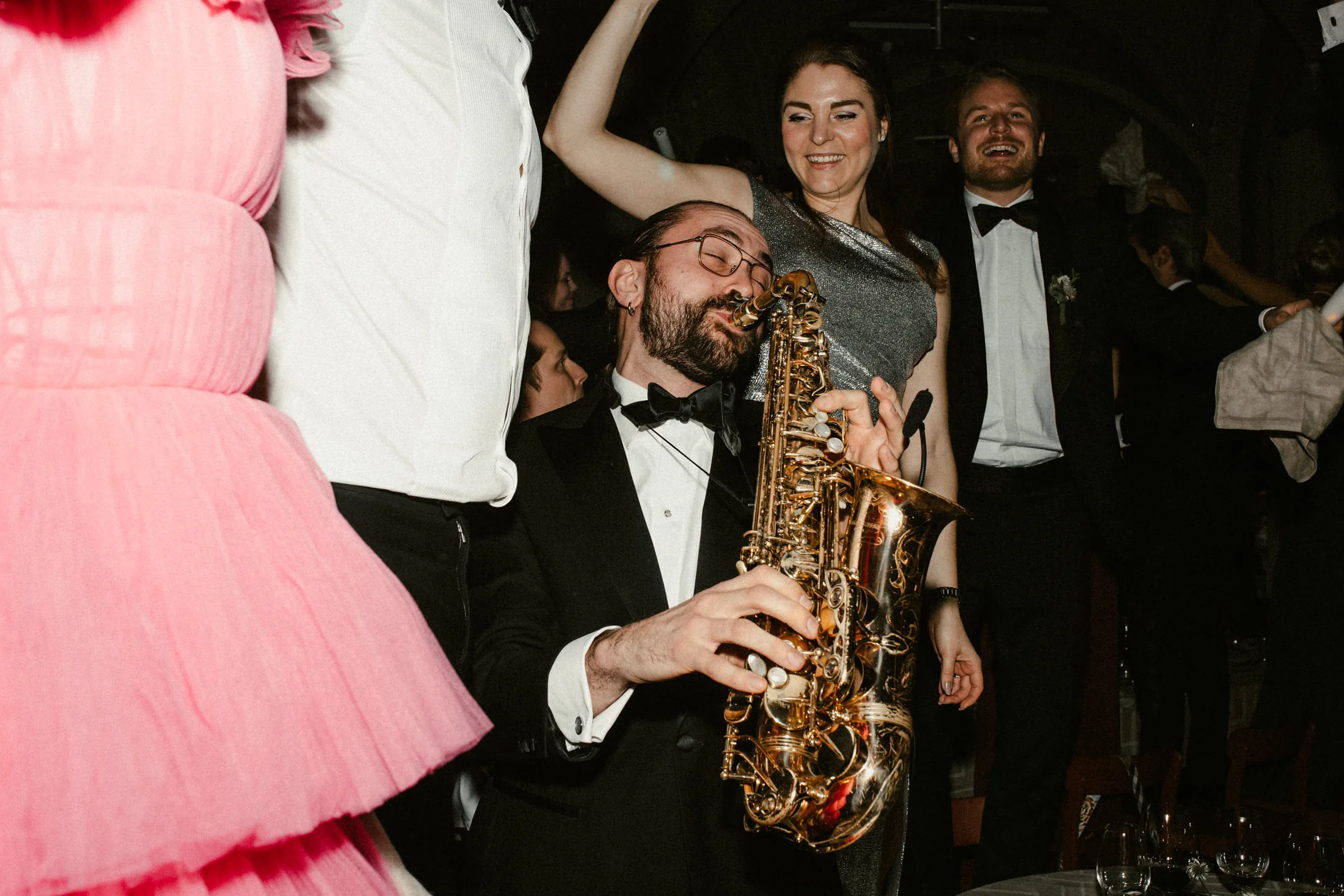 Andreas plays saxophone among the guests
