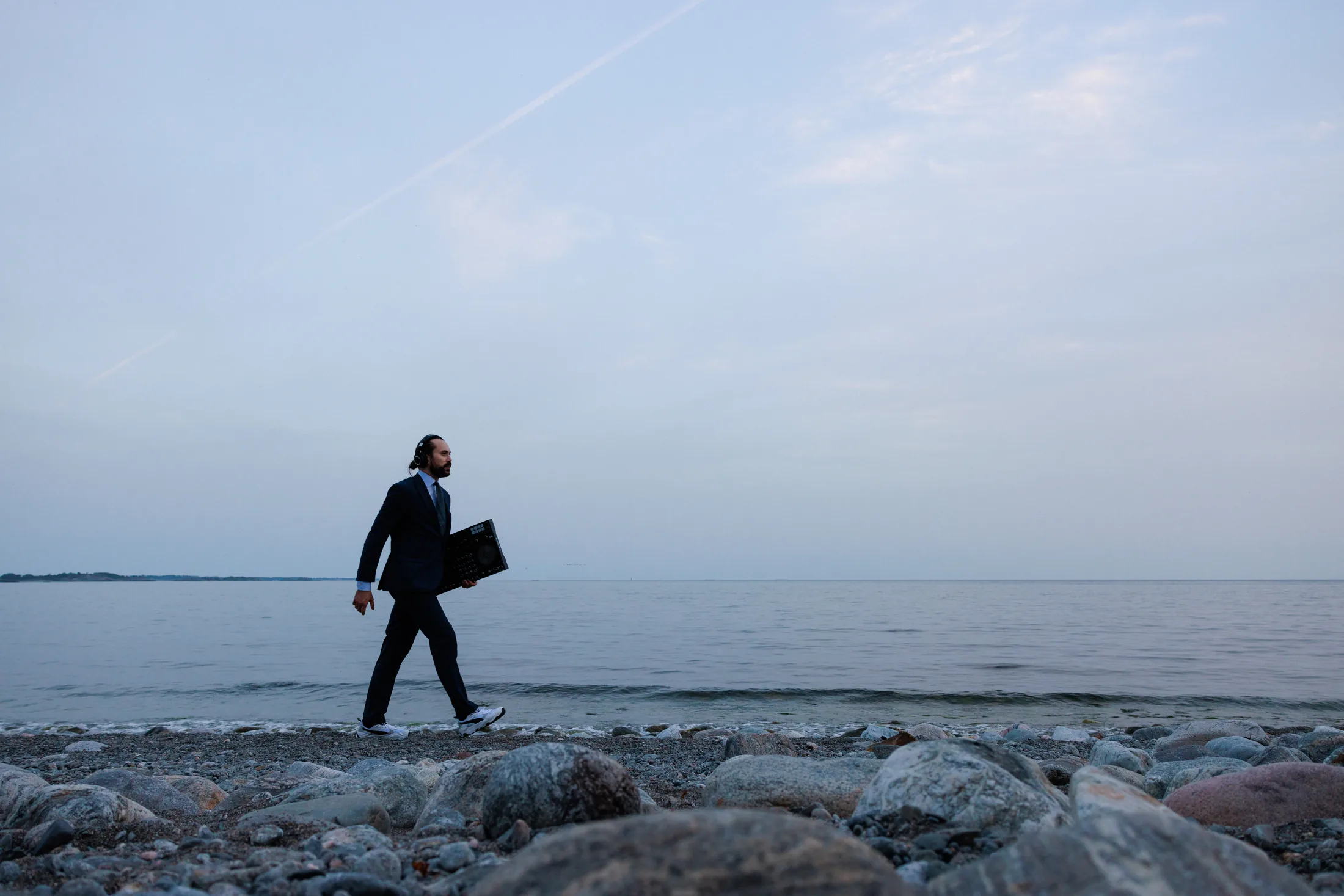 Andreas går längs klipporna vid havet
